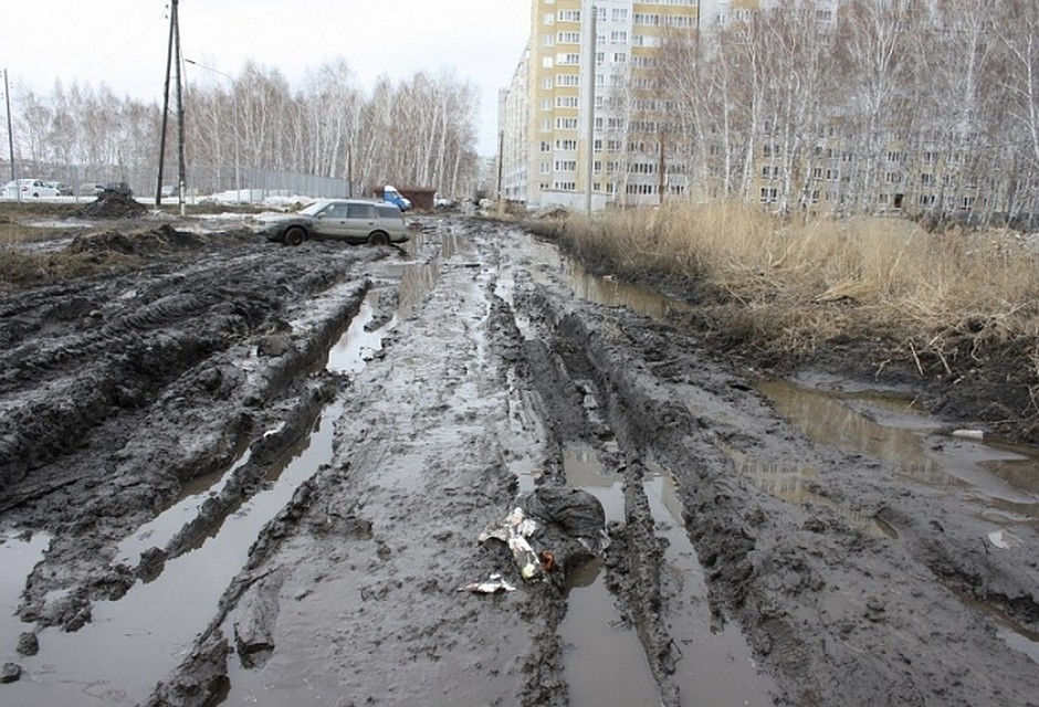 В ловушку из грязи попала уже не одна машина.