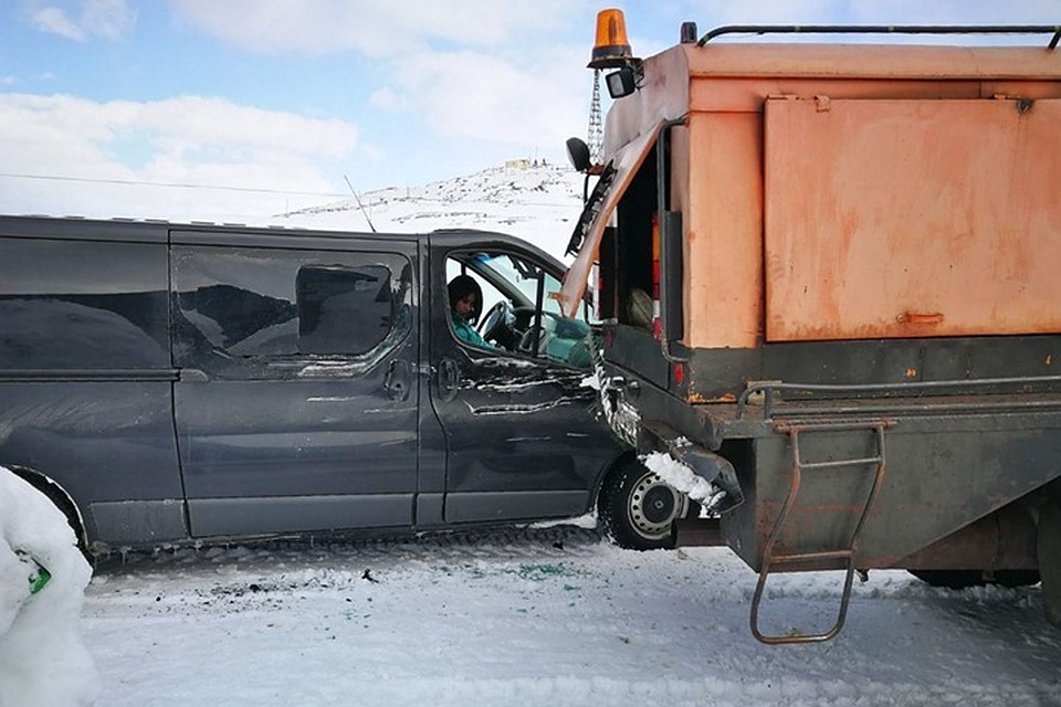 В поселке Териберка снегоуборщик и туристический автобус померялись силами на Пасху. Фото: группа Моя Териберка (vk.com/my_teriberka)