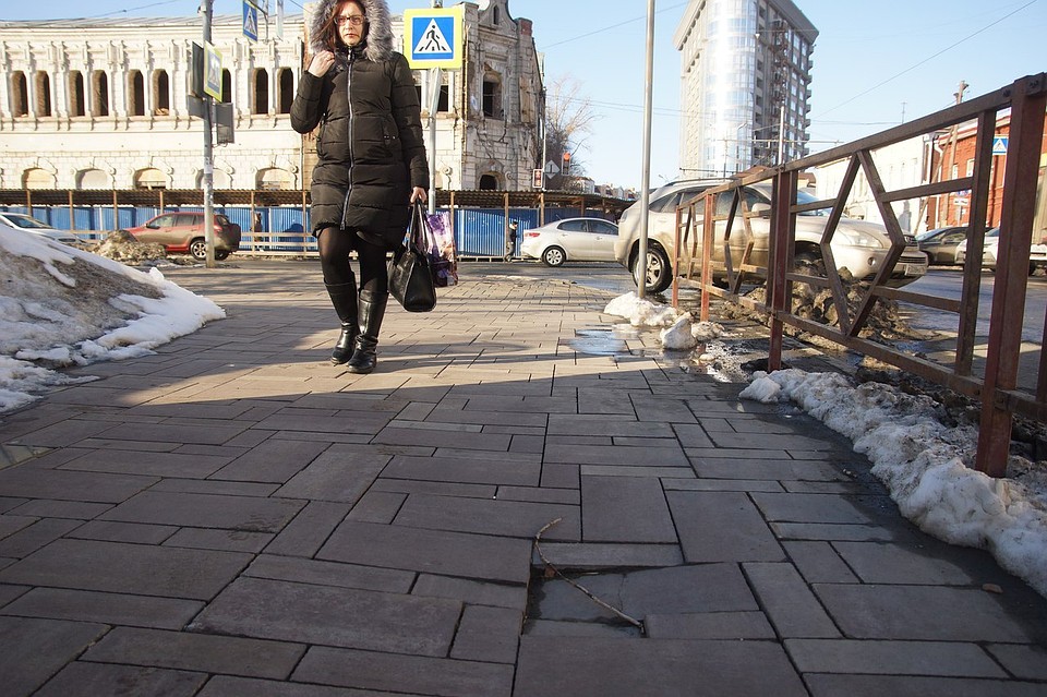 На некоторых улицах плитка не пережила первую зиму