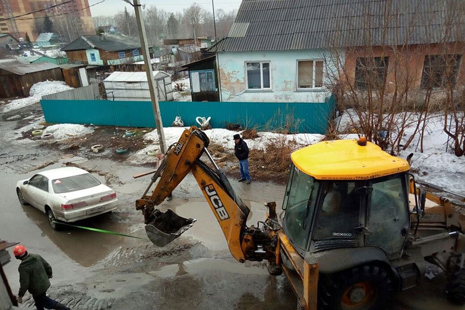 Автомобиль вытягивали из ямы при помощи троса и трактора