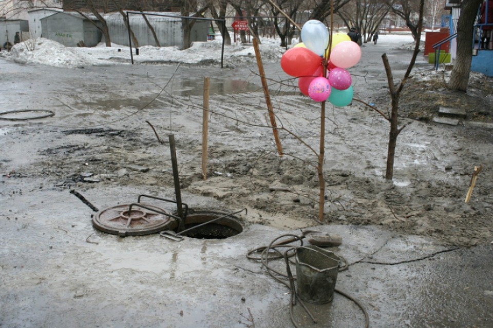 Хабаровчанка с ребенком упала в канализационный люк