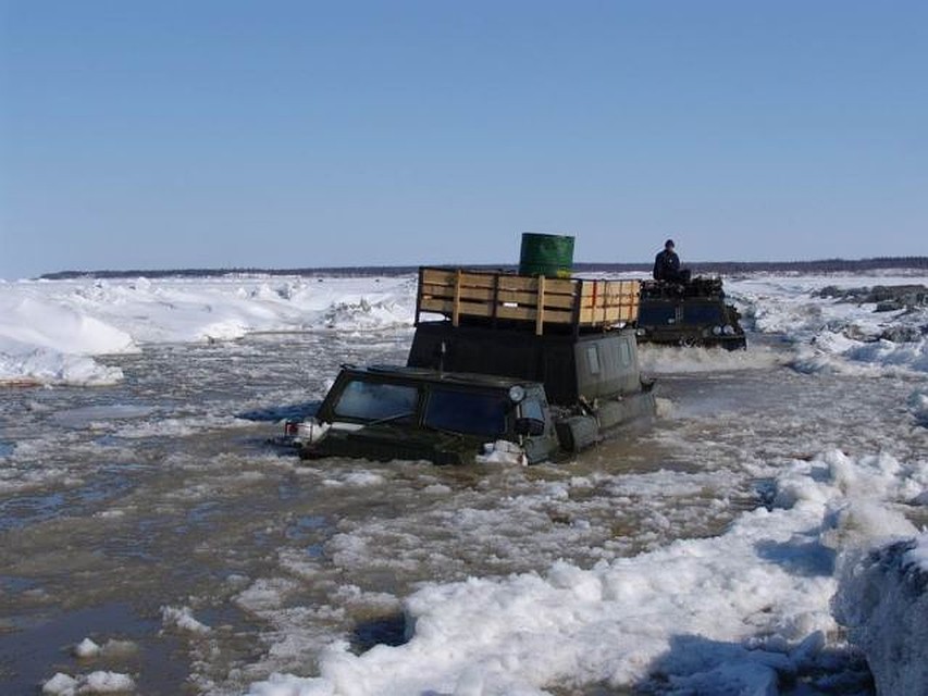 Движение по ледовым переправам стало опасным для жизни.