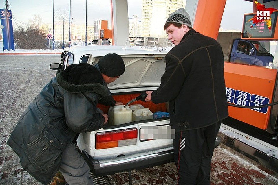 Основная причина роста цен на бензин – повышение стоимости нефти на мировом рынке.