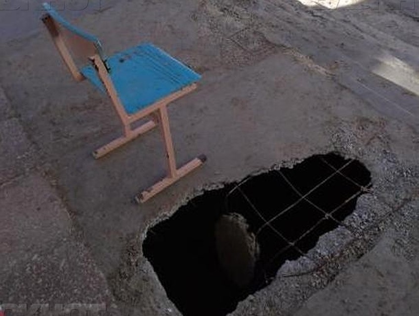 Вот такая дыра образовалась на входе в учебное заведение.