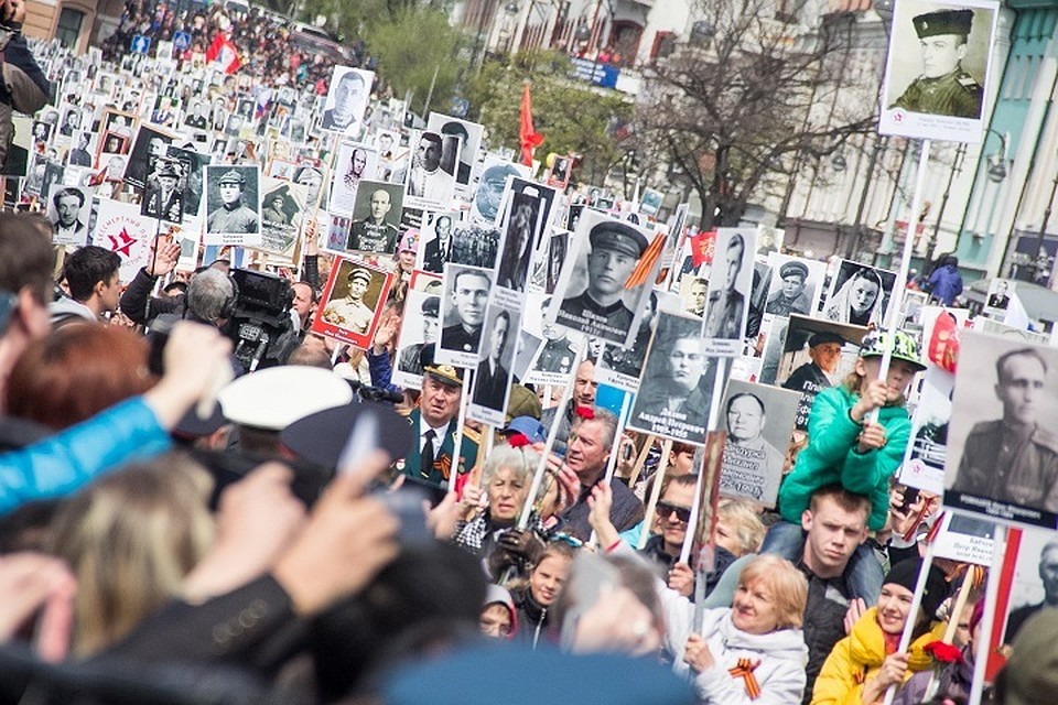 Бессмертный полк во время Парада Победы - 2017 во Владивостоке
