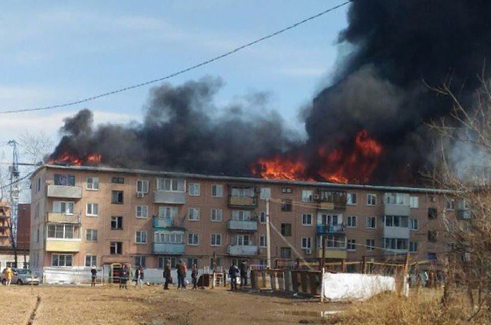 25 человек эвакуировали из горящего жилого дома в селе Хабаровского района