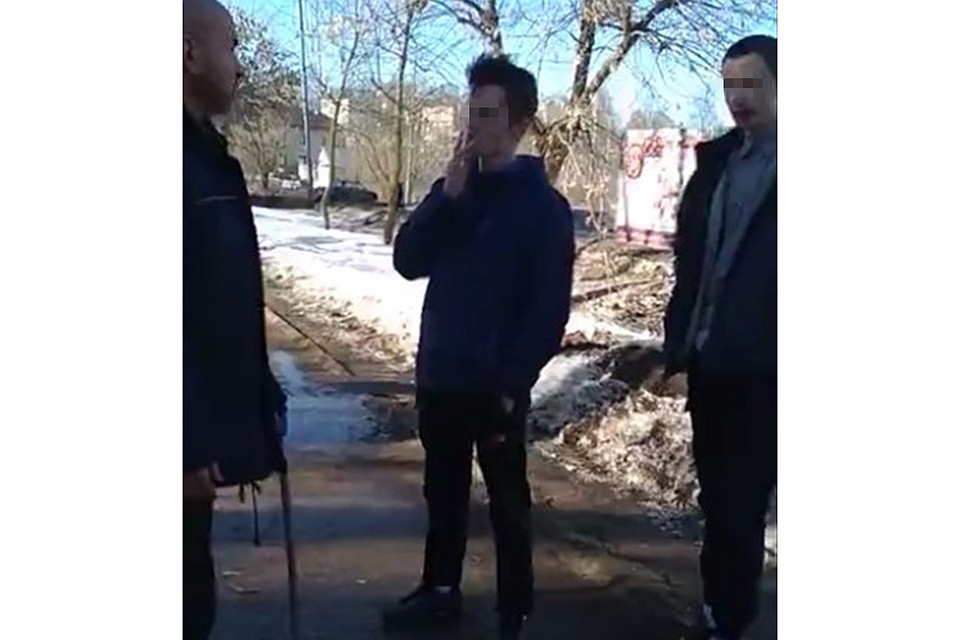 В отношении подростков, избивших пожилого мужчину, возбудили уголовное дело. Фото: скриншот с видео