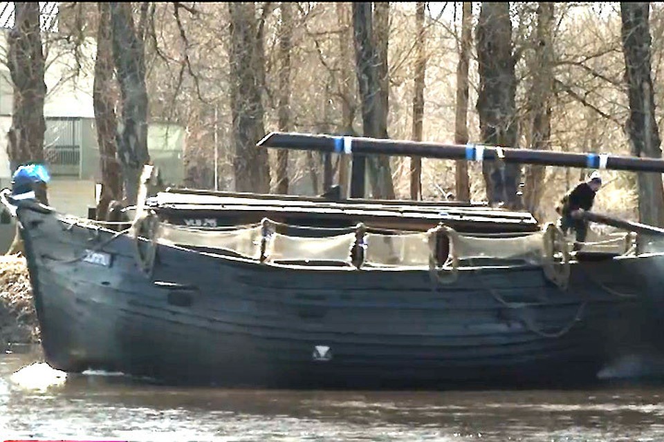 В Тарту прошел весенний спуск на воду средневековой ладьи "Jõmmu". Фото: ETV+