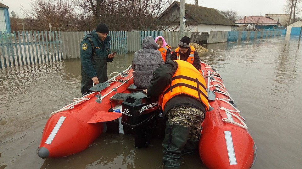 139 волгоградцев еще не могут вернуться в свои дома - подворья стоят в воде.