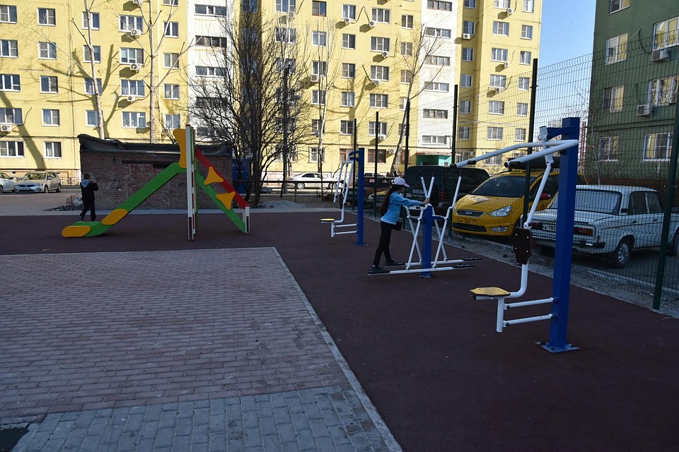 Помимо этого, смонтировано высокое ограждение и постелено специальное резиновое покрытие.