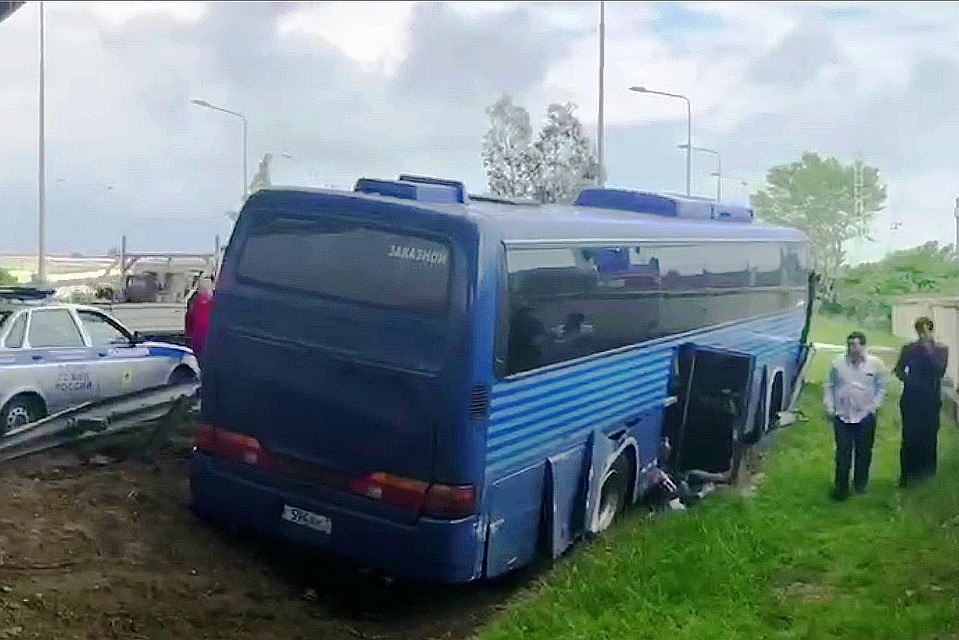 В салоне автобуса было 30 детей.