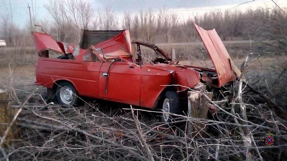 Водитель и пассажир "Москвича" получили травмы и попали в больницу.