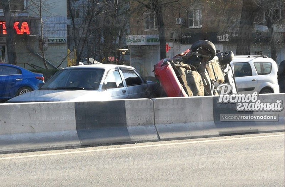 Фото с места ДТП из группы ВК "Ростов Главный".
