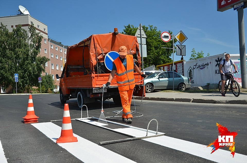 Разметка из пластика должна держаться год. Фото: Архив "КП"