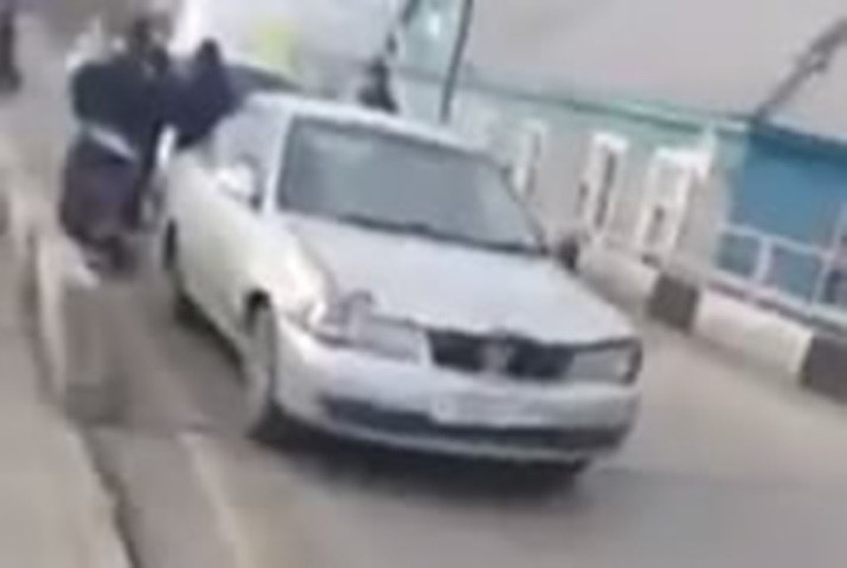 Пьяная женщина сбила коляску с ребенком в Листвянке. Фото: группа "ДТП 38RUS Иркутск"