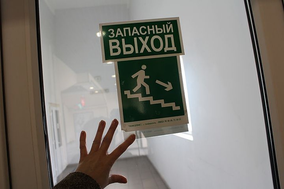Часто эвакуационные выходы оказываются завалены посторонними предметами