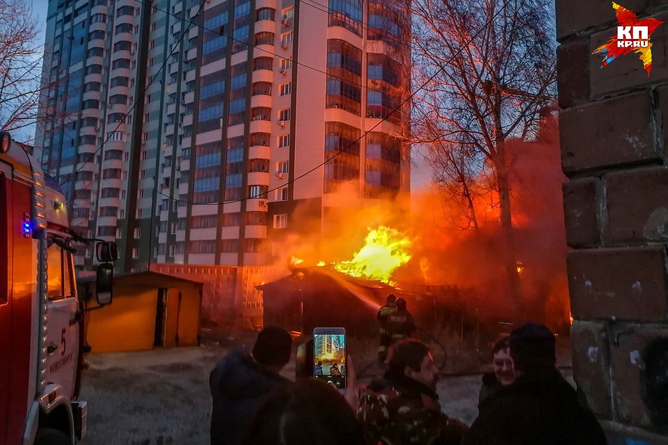 Пожар начался вечером в воскресенье возле дома № 92 по улице Сухарной
