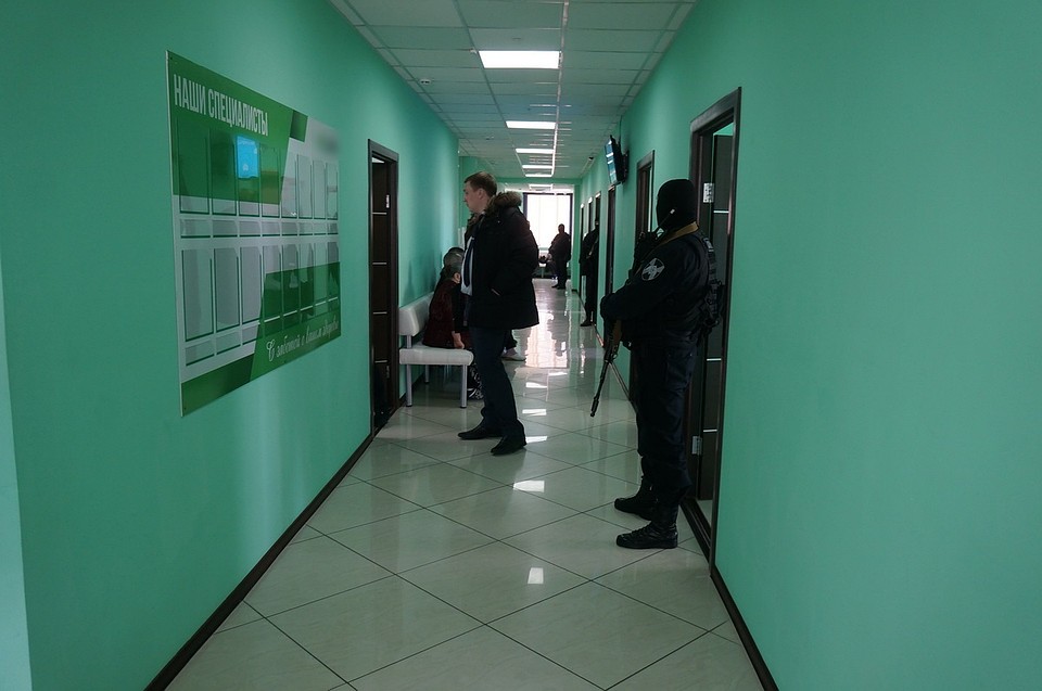 Под подозрение попали руководитель отдела продаж и два координатора учреждения.