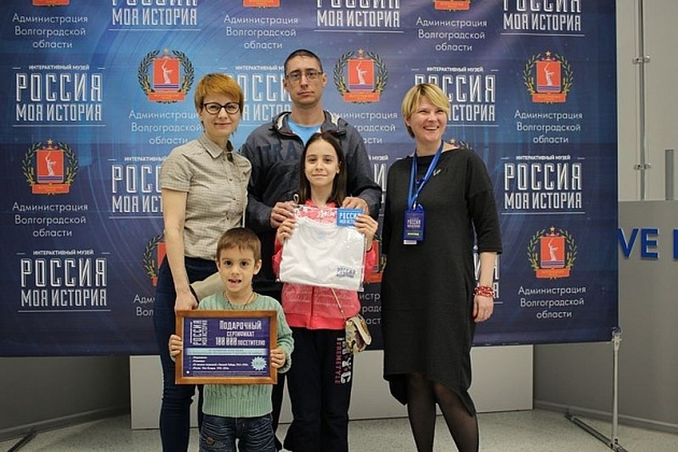 Победительница получила сертификат. Фото: администрация Волгоградской области
