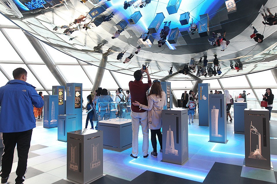 Посетители на выставке EXPO 2017 в Астане, Казахстан.