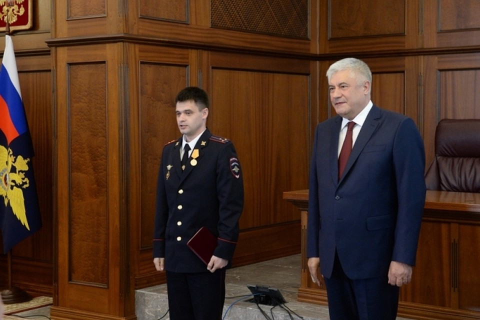 Глава МВД России Владимир Колокольцев вручил медаль отважному полицейскому из Иркутской области