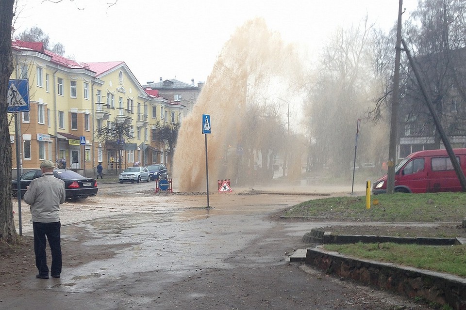 Поток грязной воды устраняют коммунальщики.