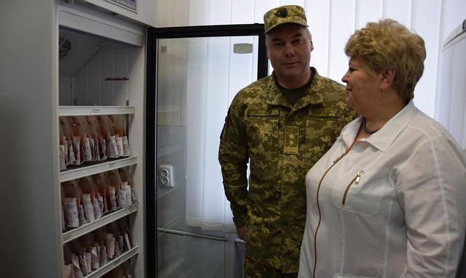 Наев показательно сдал кровь детям Донбасса, которых обстреливают его подразделения. ФОТО: vchasnoua.com