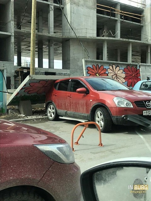 В Екатеринбурге на машину от ветра рухнула бетонная плита