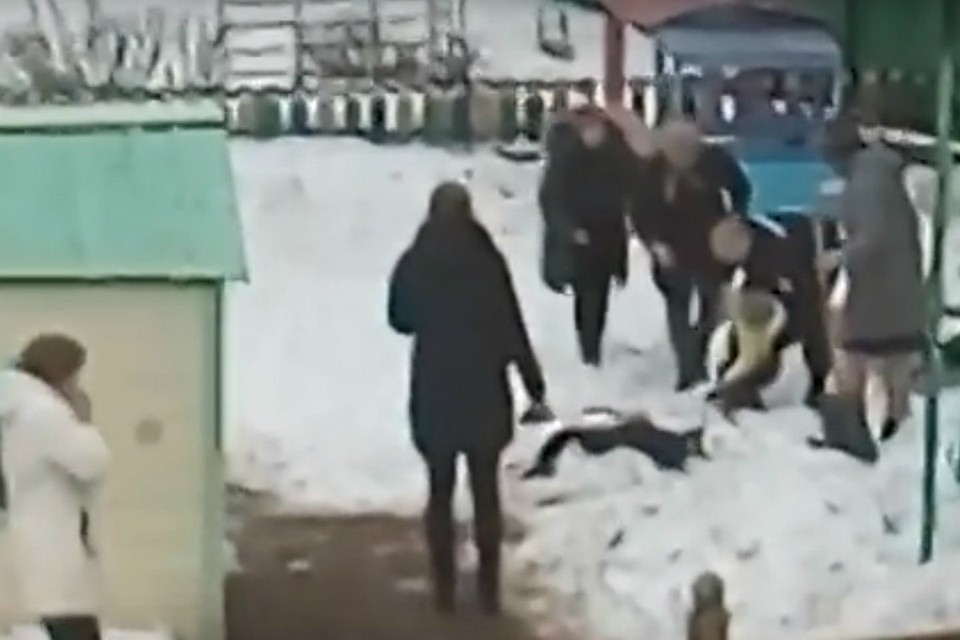 В Кирове ребенок провалился в грунт во дворе детсада В Кирове ребенок провалился в грунт во дворе детсада