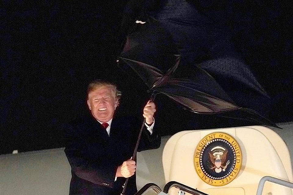 Борьба Трампа с вывернувшимся наизнанку зонтом рассмешила пользователей сети