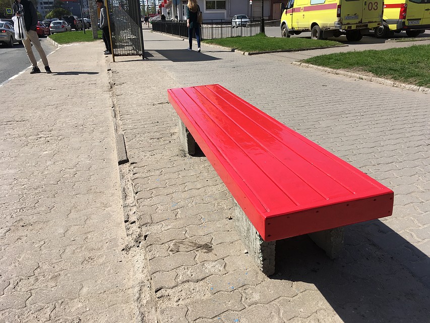 Прочная скамейка появилась на месте некачественной на улице Коммунальной в Пскове. Фото: Убитые дороги Пскова