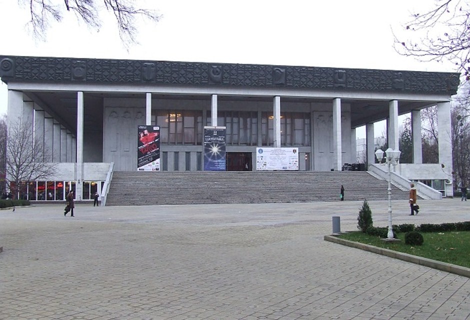 В театре оперы и балета сегодня - концерт.