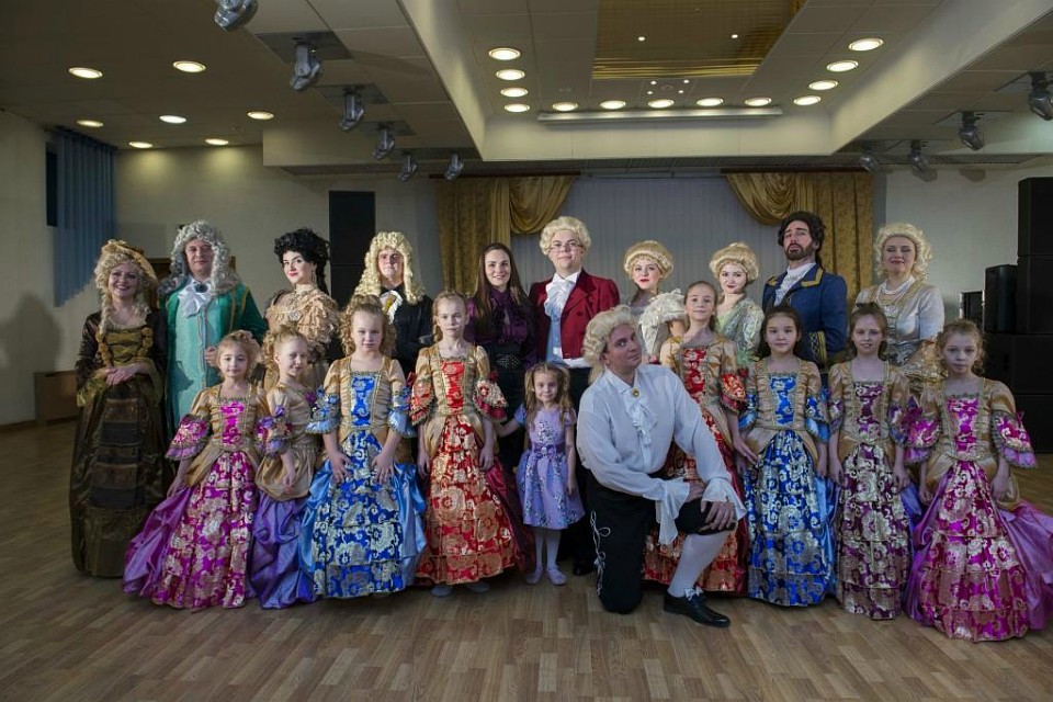 Чтобы вернуться в прошлое достаточно сходить на спектакль. Фото: www.odkkirova.ru.