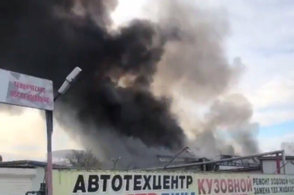 В Хабаровске горящий автосервис, в котором находились газовые баллоны, едва не взлетел в воздух