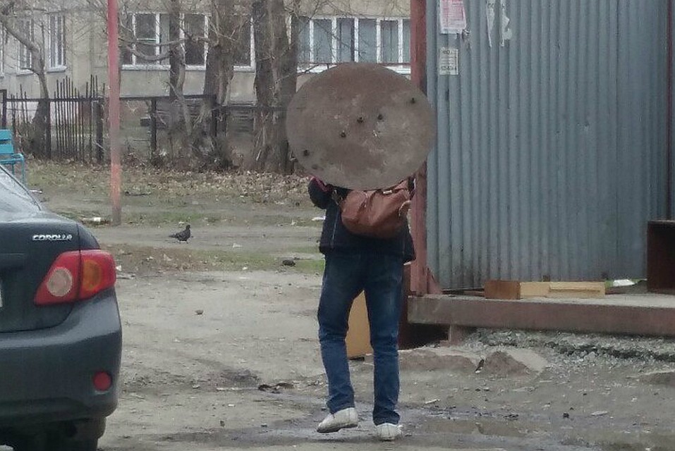Мужчина тащил свой «зонт» по двору. Фото группы VK «Подслушано ЧМЗ»