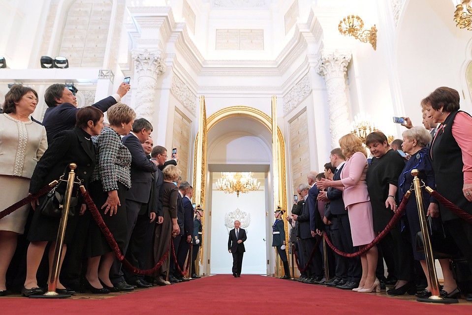 Президент России Владимир Путин во время шествия через залы Большого Кремлевского дворца