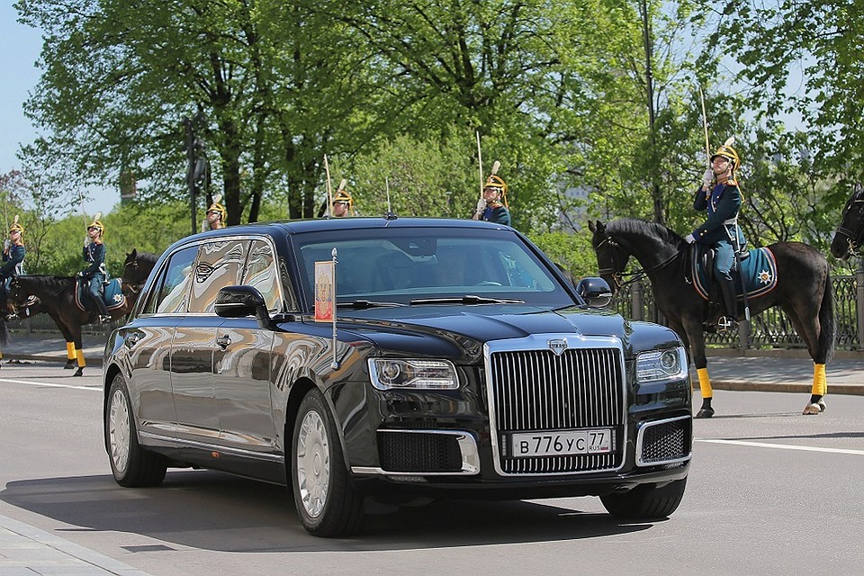 Автомобиле российского производства "Кортеж" на церемонии инаугурации президента России Владимира Путина