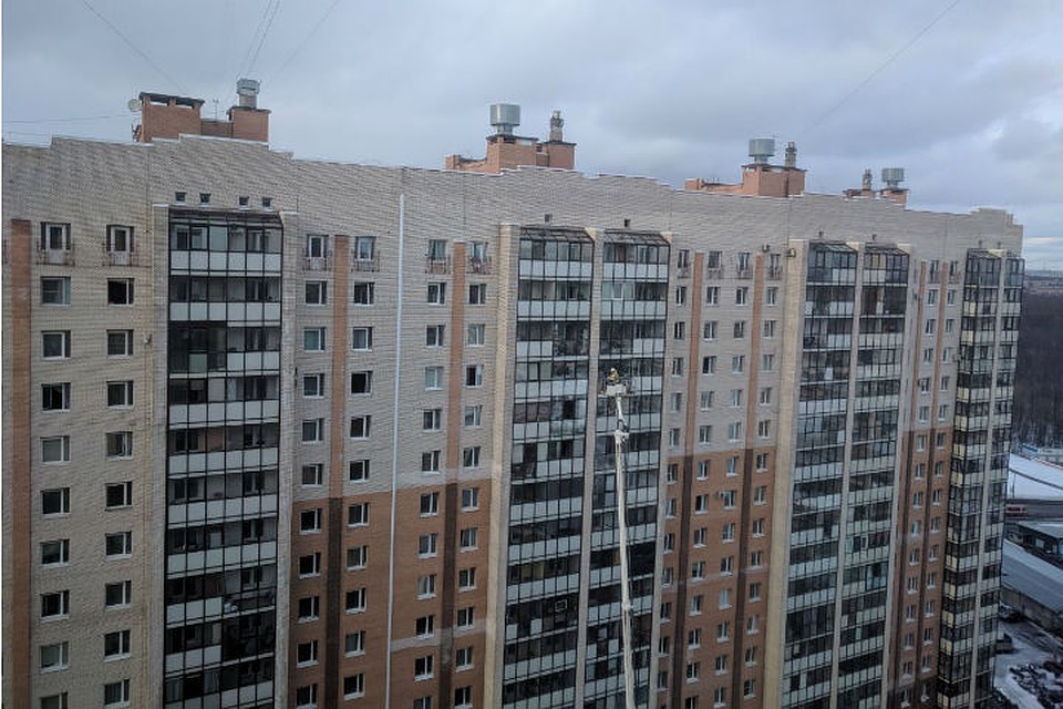 Во время пожара обычные пожарные лестницы не могли дотянуться до верхних этажей, пришлось ждать специальные машины с особо длинными лестницами.