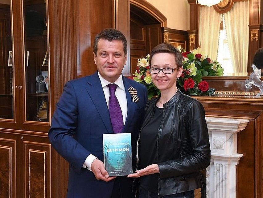 На прилавках книжных магазинов новый роман появится во второй половине мая.