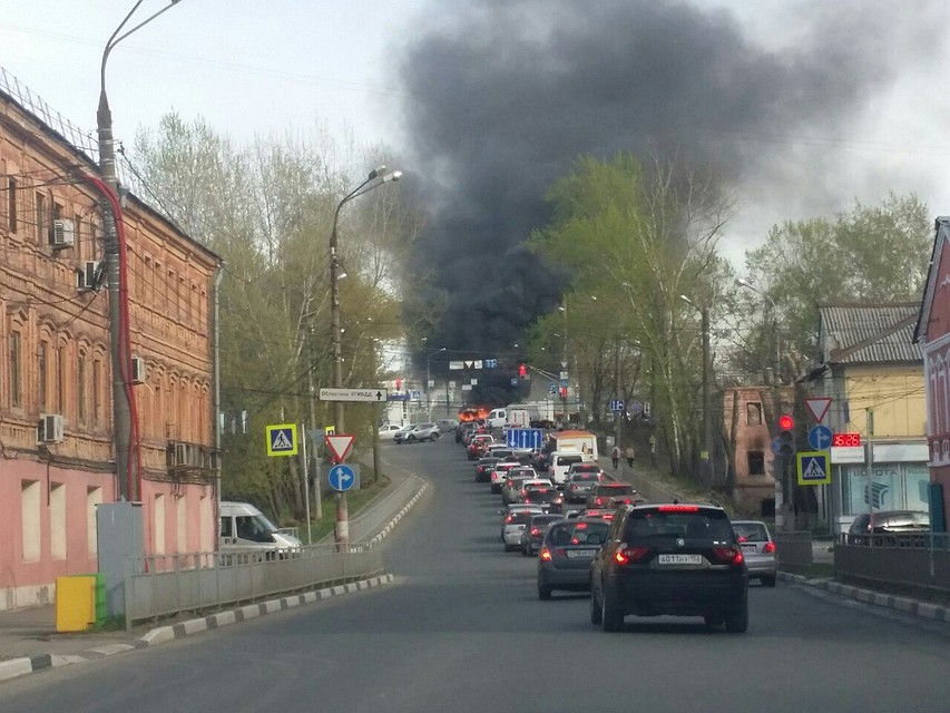 Горевшая маршрутка собрала огромную пробку на подъезде к мосту