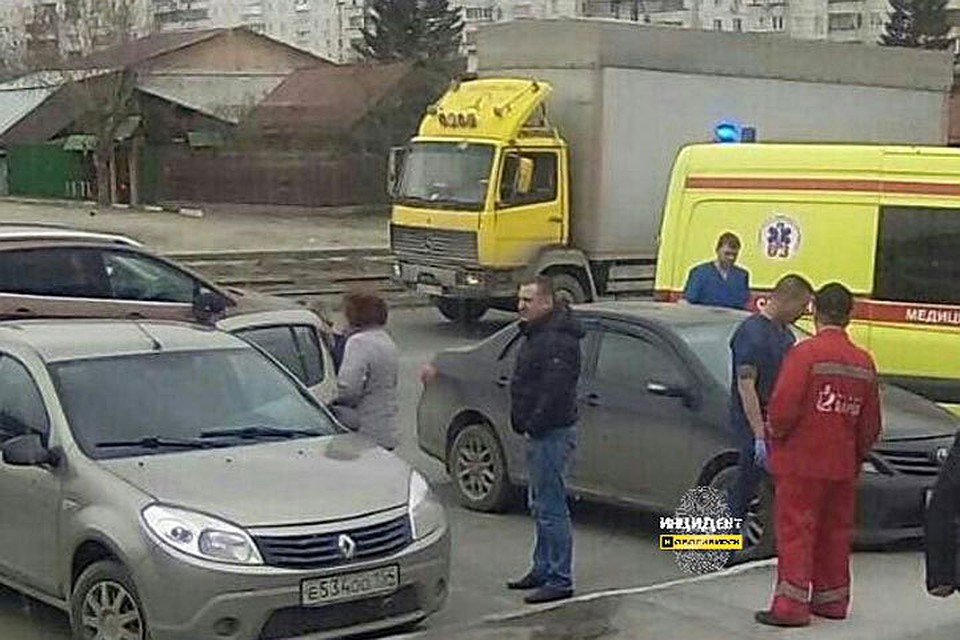 Убийство на Ленинском рынке в Новосибирске произошло средь бела дня. Фото с сайта vk.com/incident_nsk