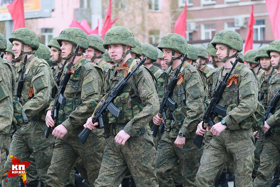 Репетиция Парада Победы прошла в Барнауле. Фото: Олег УКЛАДОВ