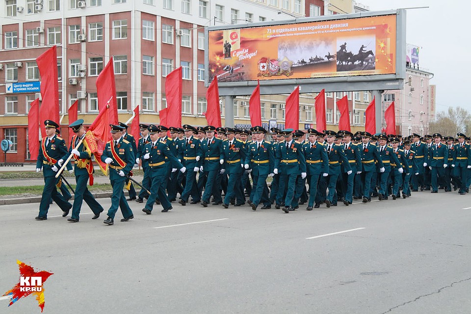 Репетиция Парада Победы прошла в Барнауле. Фото: Олег УКЛАДОВ