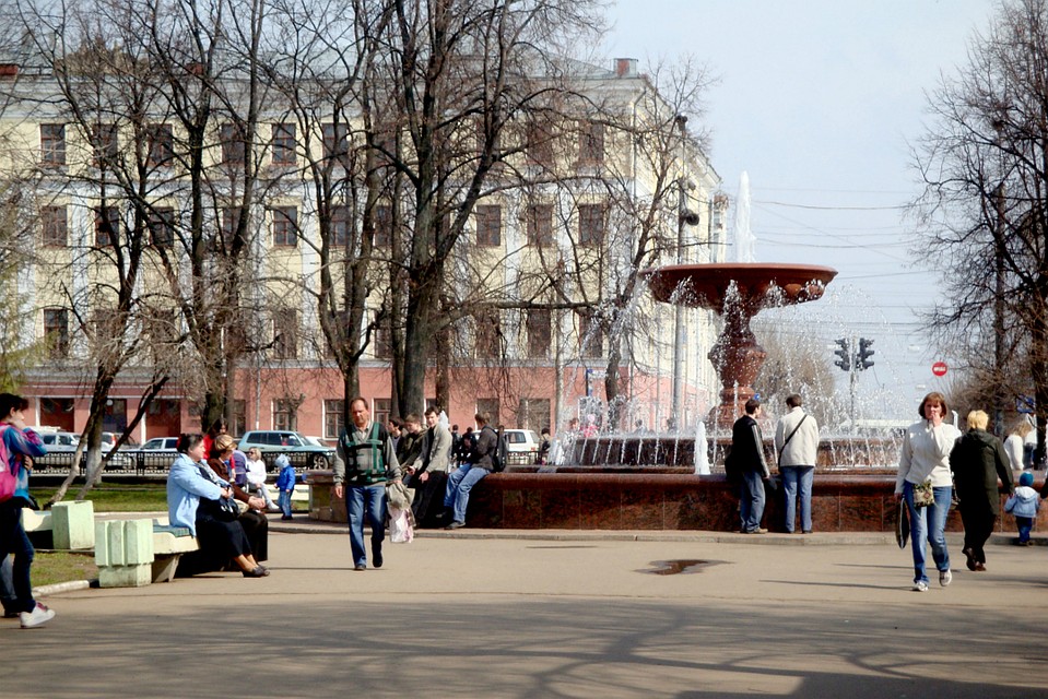 В Кирове начал работать фонтан на Театральной площади