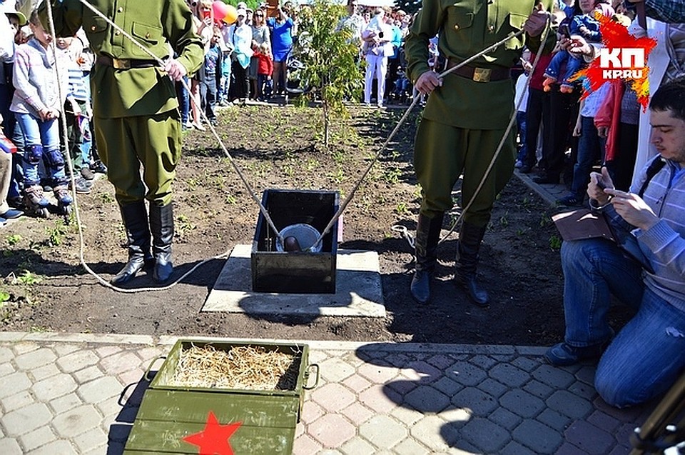 У капсулы времени читают стихи и вспоминают ветеранов