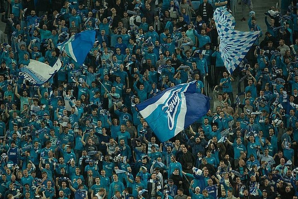 Болельщики всегда поддерживают любимую команду
