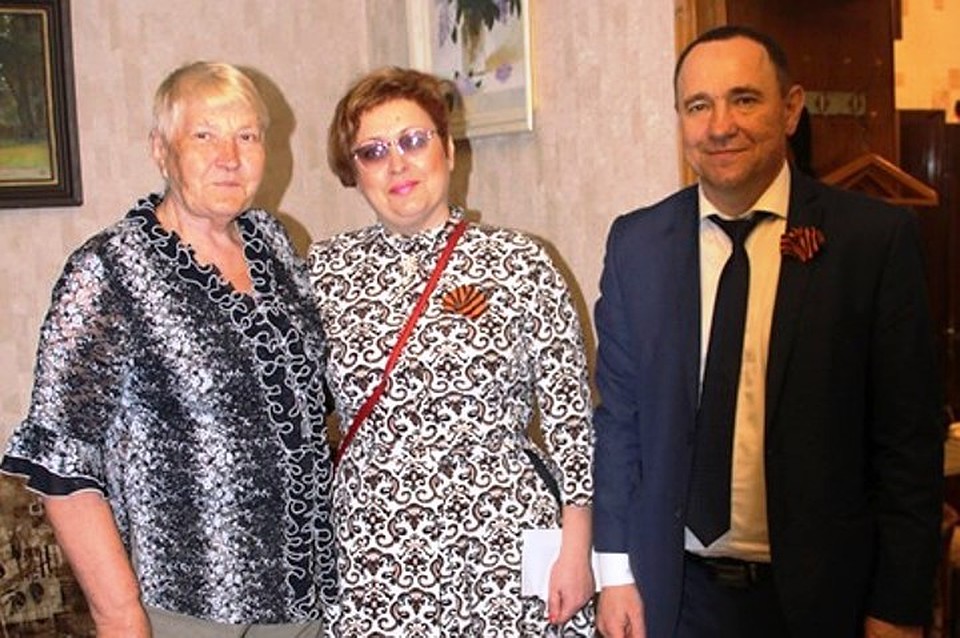 Энергетики поздравили ветеранов с наступающим праздником, вручили подарки
