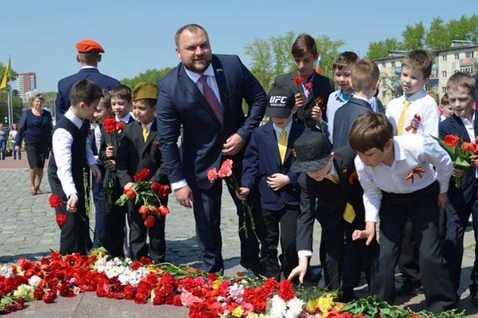 Участники акции возложили цветы к подножию памятника.