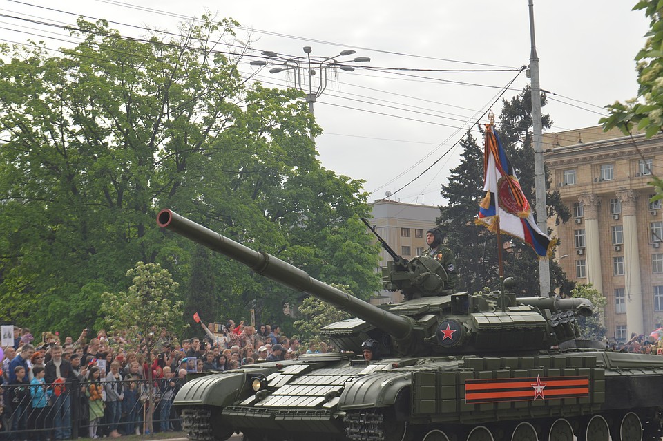 Парад Победы состоялся сегодня в центре Донецка - прошли пешая и механизированная колонны
