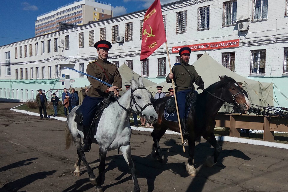 Казаки на параде в УФСИН показали свое мастерство верховой езды и владения шашкой. Фото: Алексей ГМЫЗИН